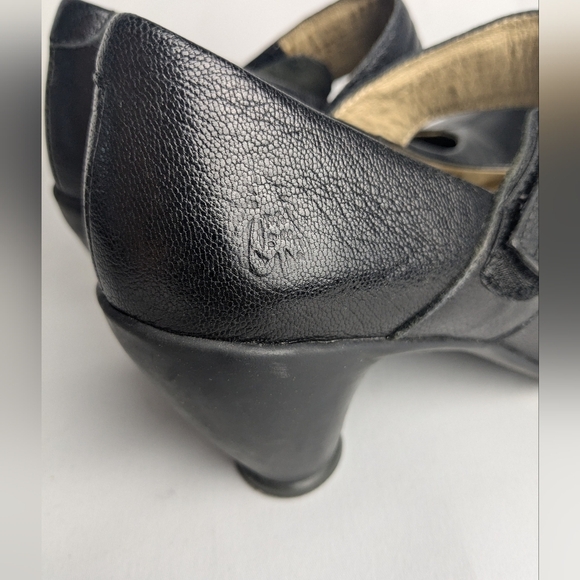 FLY LONDON Classic Leather Heel Women Shoes Almond Tip Velcro Closure Size 37 - Picture 3 of 10